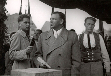 Eine historische Aufnahme zeigt Männer in Anzügen während der Grundsteinlegung des Jugendhauses Düsseldorf.