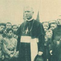Franz Rudolf Bornewasser in Bischofskleidung zwischen mehreren Kindern